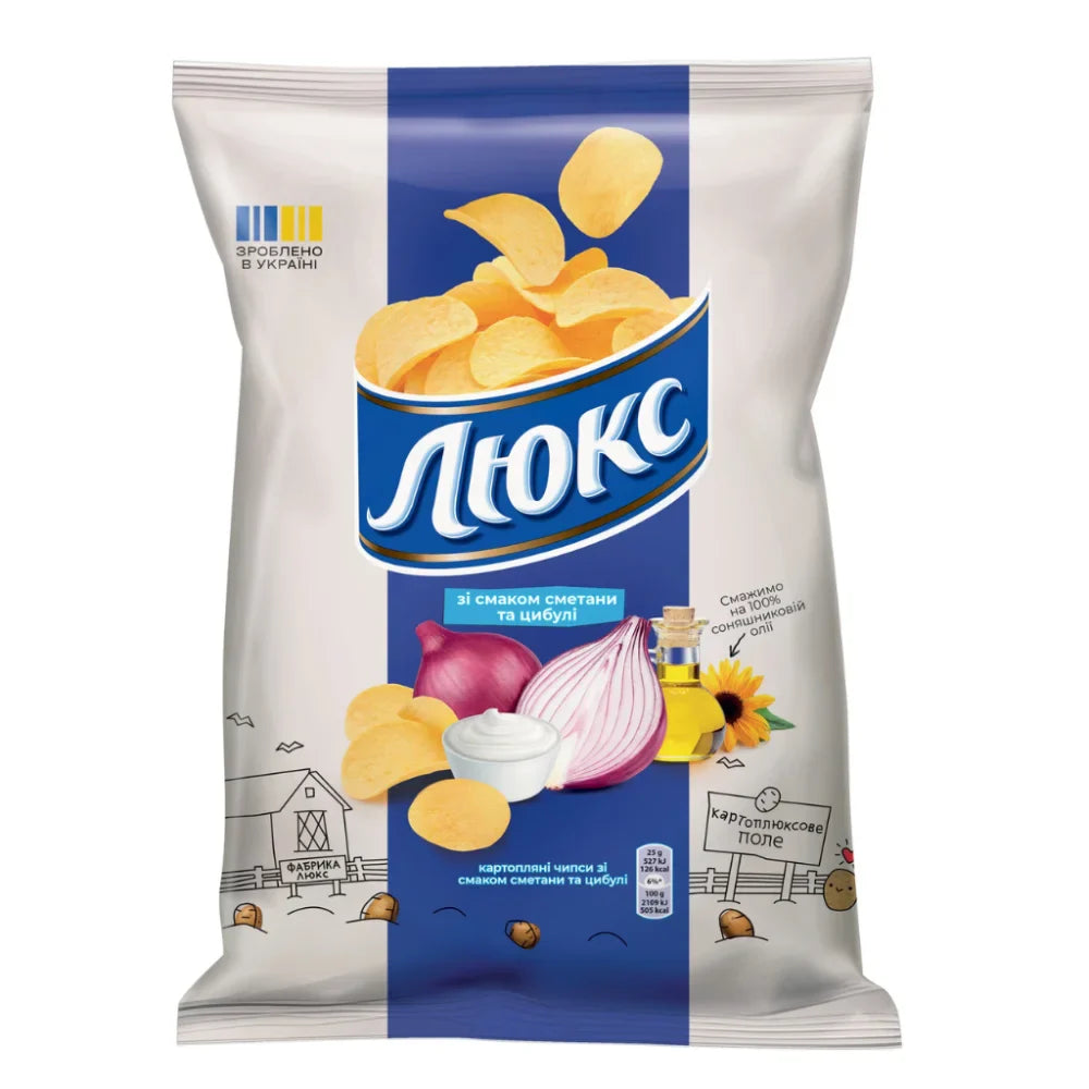 Картопляні чіпси LUKS 125 г зі смаком сметани та цибулі, біло-синій пакет із цибулею й мискою сметани