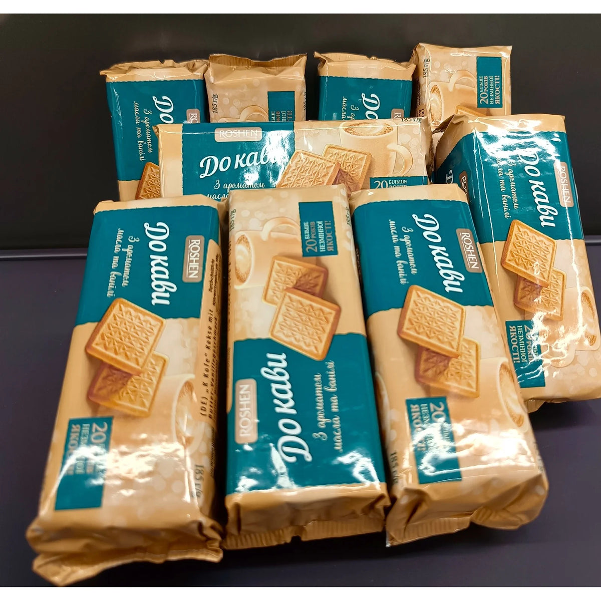 Ciastka Roshen Do kawy w opakowaniach ułożonych na stole