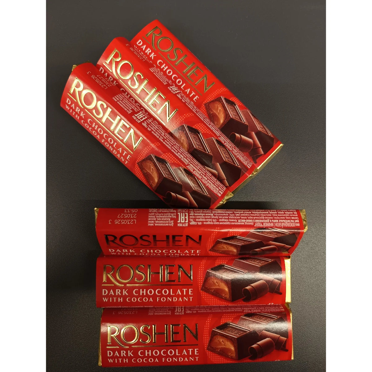 Батончики Roshen зі смаком бренді у червоних упаковках на столі