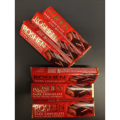 Батончики Roshen зі смаком бренді у червоних упаковках на столі