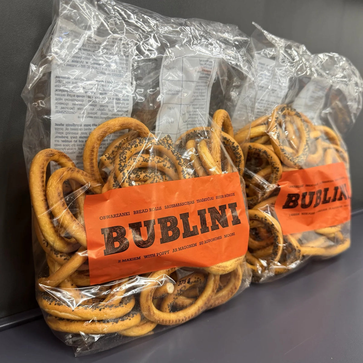Dwa opakowania Bublini z makiem 375g leżą obok siebie