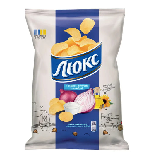 Картопляні чіпси LUKS 125 г зі смаком сметани та цибулі, біло-синій пакет із цибулею й мискою сметани