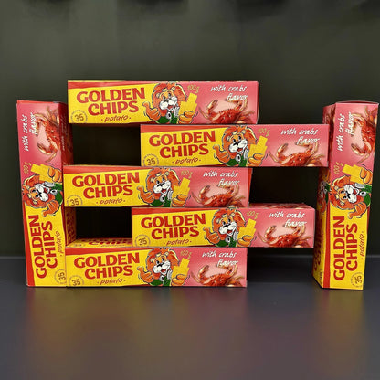 Chipsy złociste Golden Chips o smaku kraba, ułożone w stos pudełek