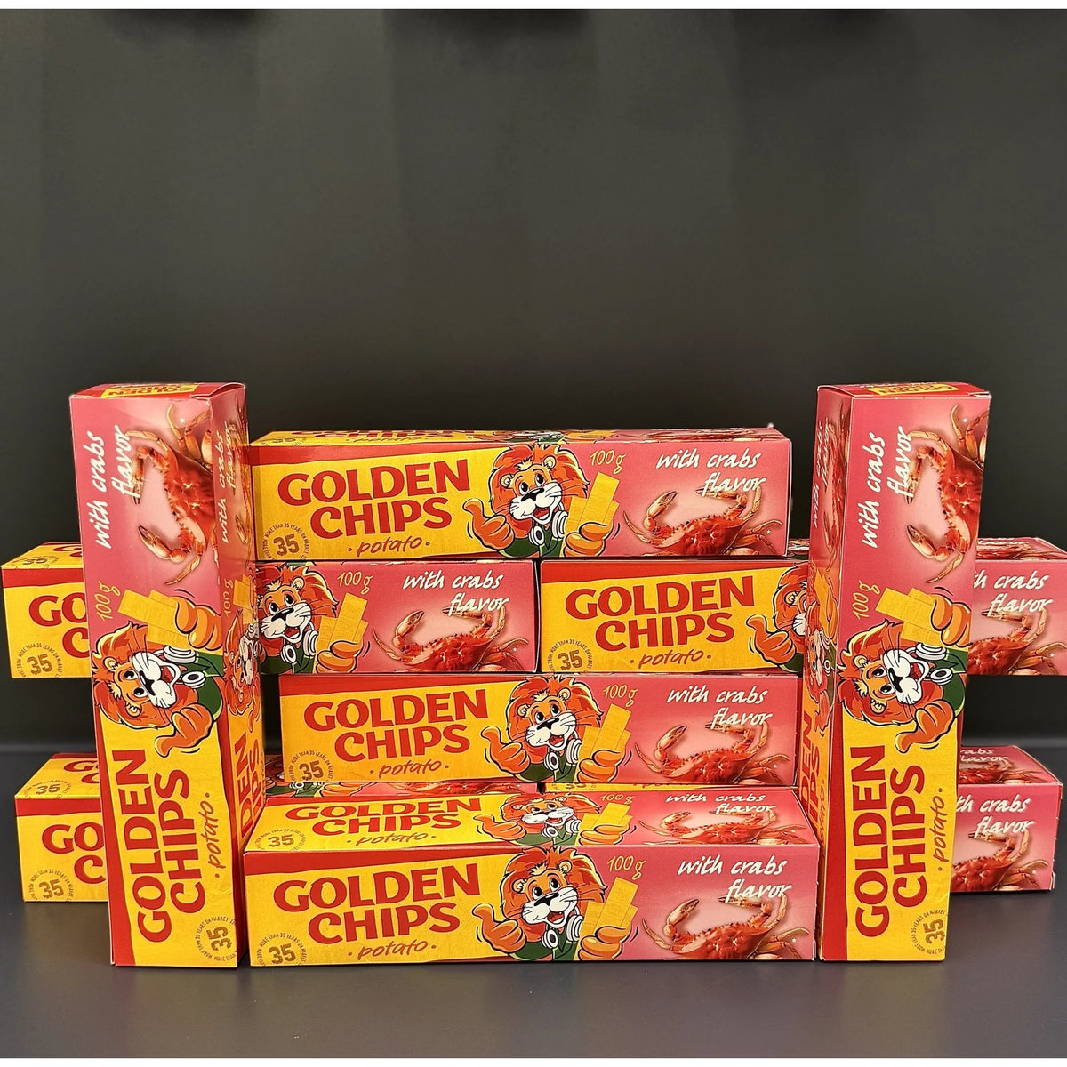 Ułożone pudełka Golden Chips o smaku kraba, 100 g