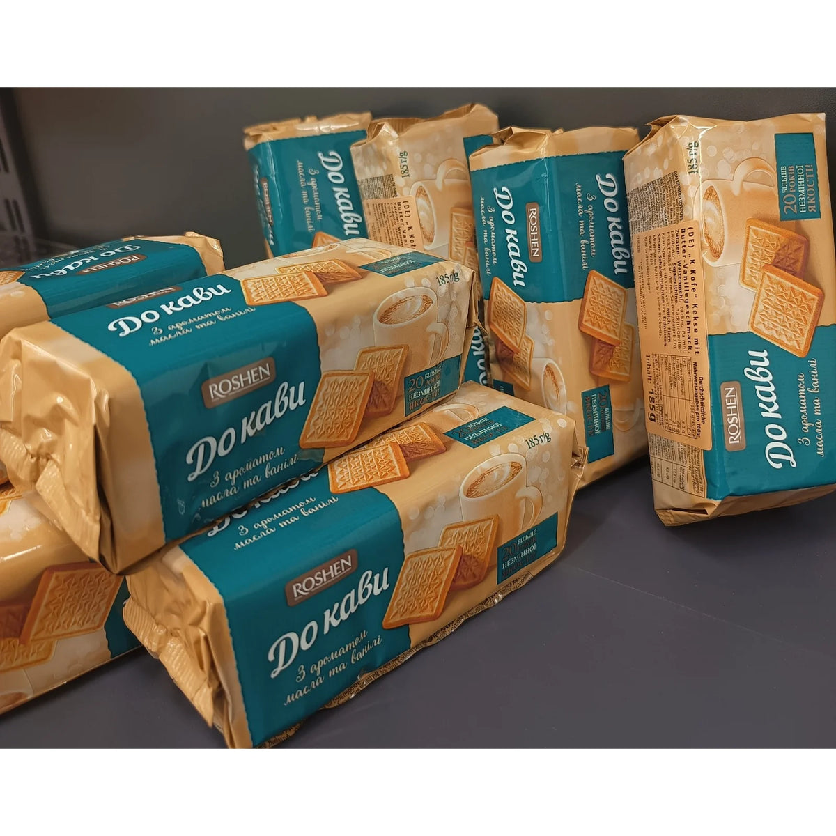 Paczki ciastek Roshen "Do kawy" o smaku masła i wanilii 185g ułożone na blacie