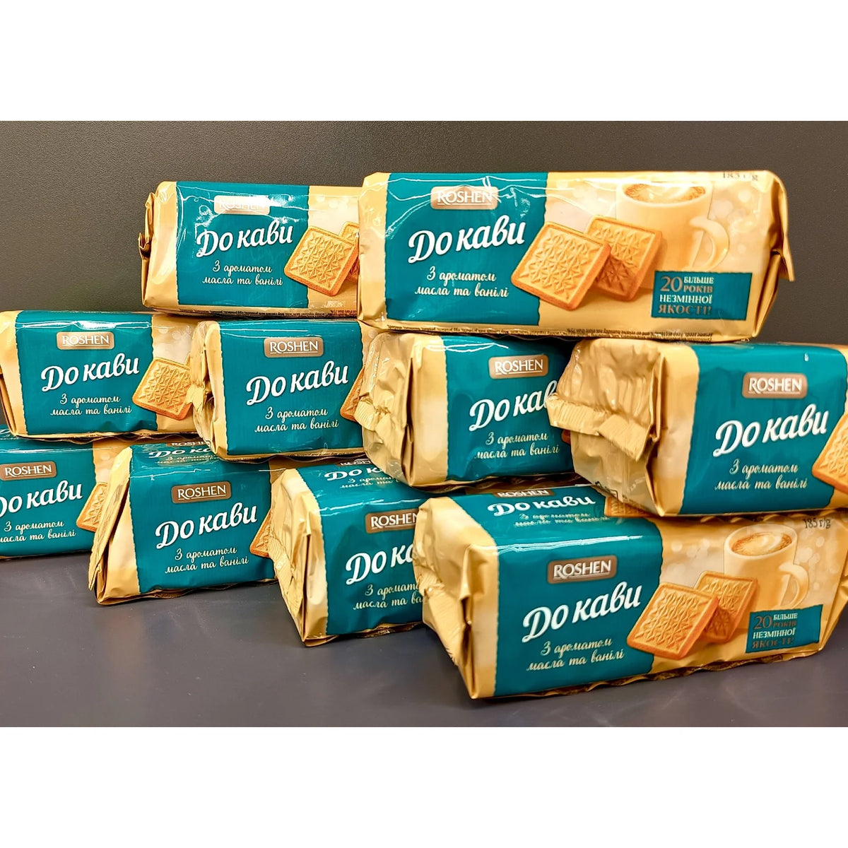Ciastka Roshen Do kawy o smaku masła i wanilii, ułożone w stos opakowań