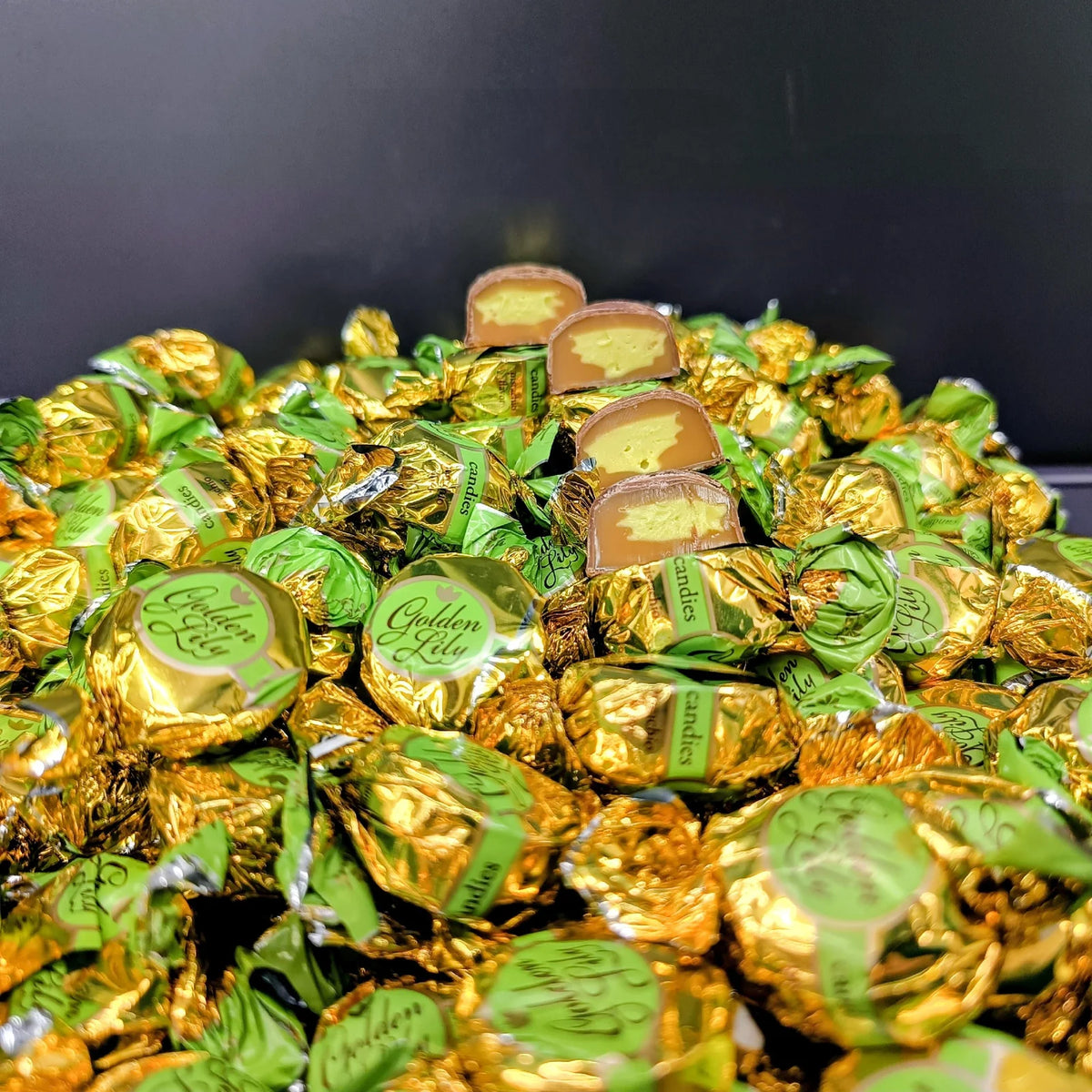 Цукерки KONTI Golden Lily зі смаком фісташки у золотих і зелених фантиках вагові