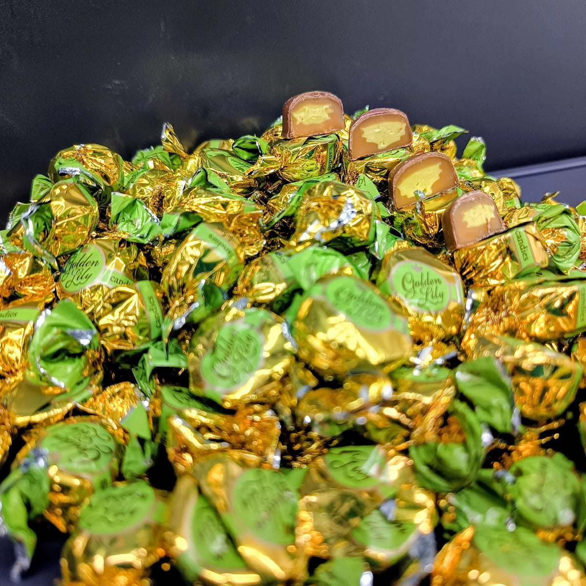 Цукерки KONTI Golden Lily зі смаком фісташки в золото-зелених обгортках вагові