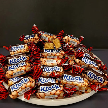 Цукерки Roshen Krock у шоколаді на тарілці, продаються на вагу