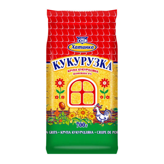 Кукурудзяна крупа Hatynka 700 г у червоно-жовто-зеленому пакеті з півнем і квітами