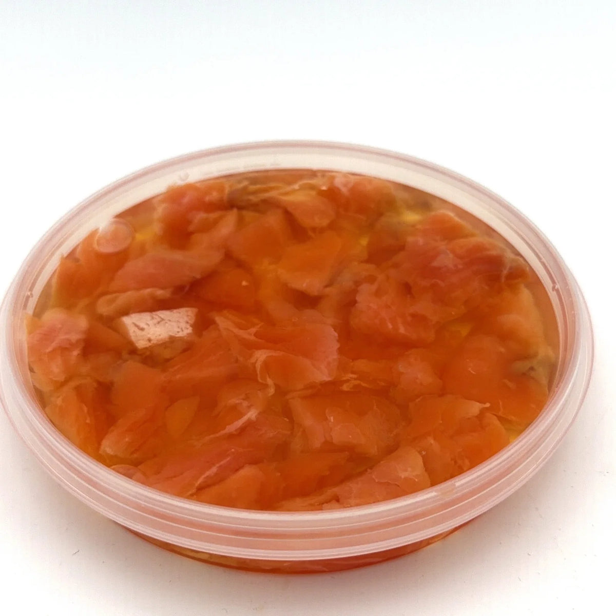 Kawałki łososia solone w oleju w przezroczystym pojemniku 180g