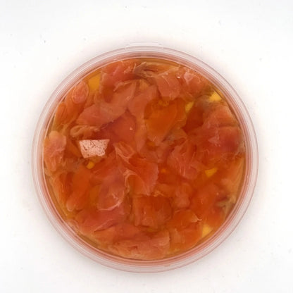 Kawałki łososia solone w oleju w przezroczystym pojemniku 180g