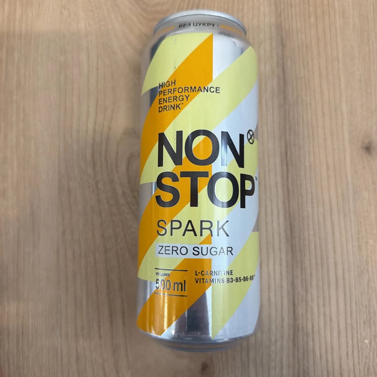 Банка енергетичного напою Non Stop Spark Zero Sugar 500мл на дерев'яному столі