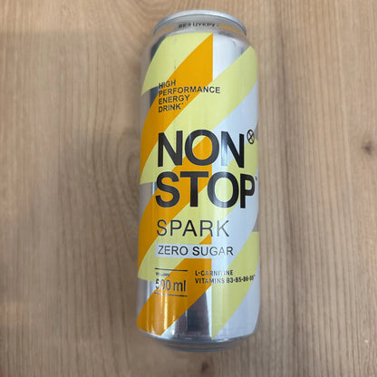 Банка енергетичного напою Non Stop Spark Zero Sugar 500мл на дерев'яному столі