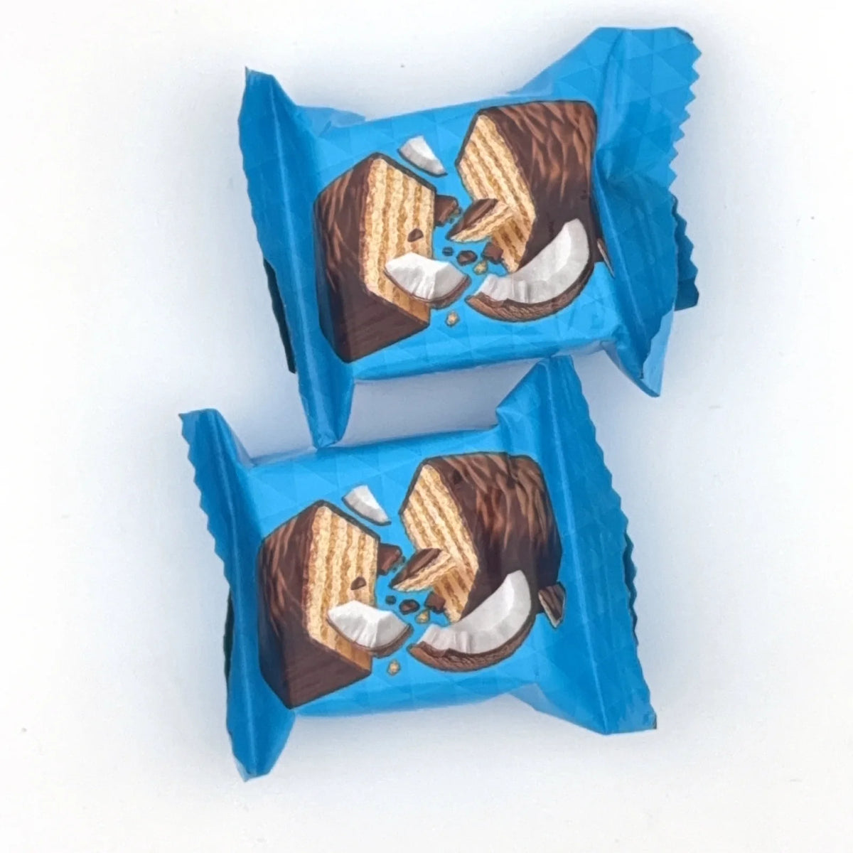 Dwie sztuki wafelków Roshen Johnny Krocker o smaku kokosowym w niebieskich opakowaniach