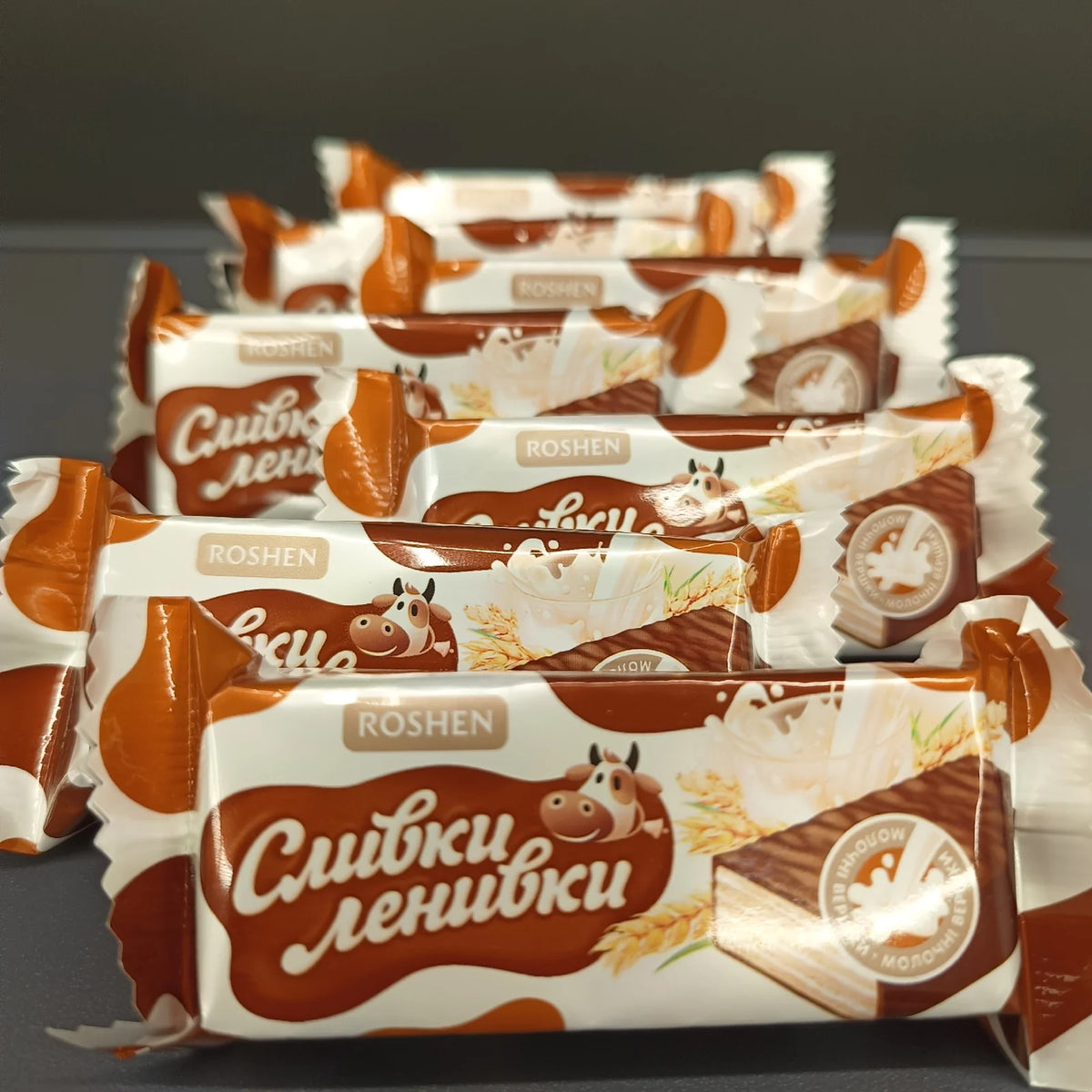 Batoniki waflowe Roshen Śliwki-Leniwki w charakterystycznych opakowaniach z krówką