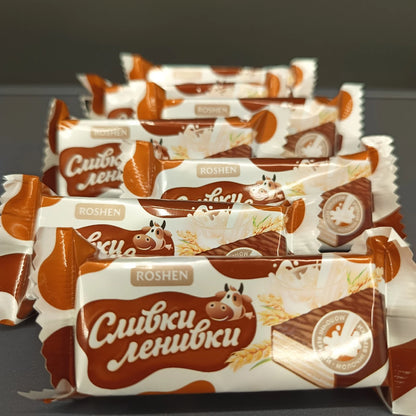 Batoniki waflowe Roshen Śliwki-Leniwki w charakterystycznych opakowaniach z krówką
