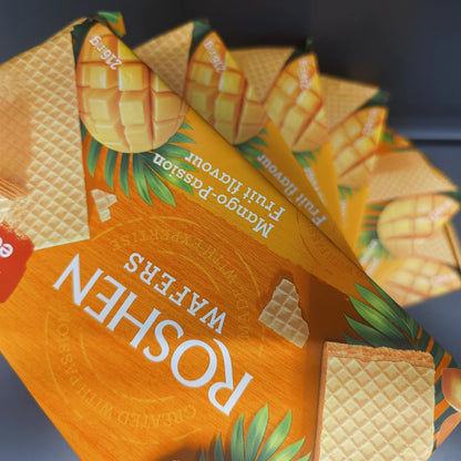 Wafle Roshen o smaku mango-marakuja, opakowania 216g z motywem owoców